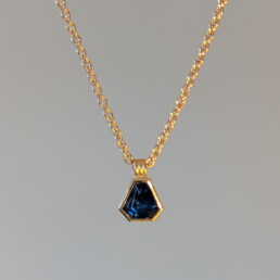 Gelbgoldankerkette mit sechseckigen blauen Saphir, facettiert